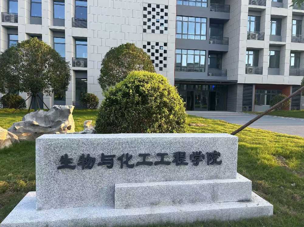 青白江区扬州职业大学体育场高杆灯项目